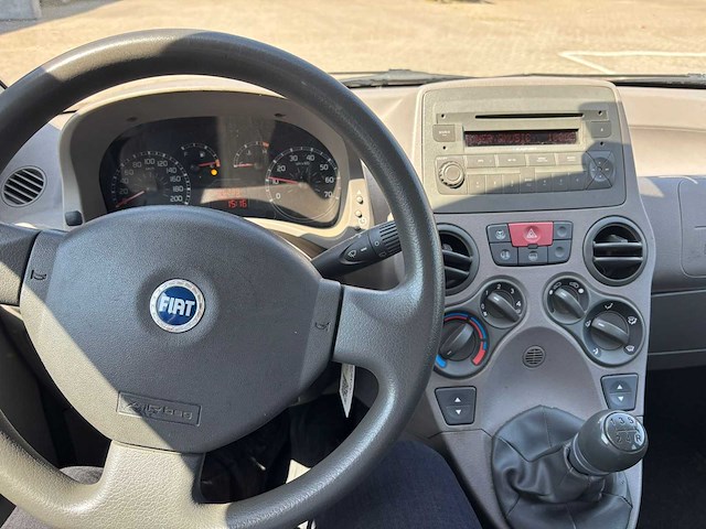 Fiat - 2005 - panda - 1.2 navigator - personenauto - afbeelding 3 van  13