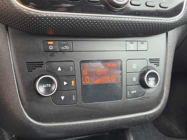 Fiat - 2011 - punto evo - 1.4-16v m-air dyn. - 76-rhz-6 - personenauto - 63400 km - afbeelding 11 van  22