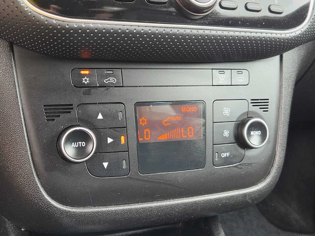 Fiat - 2011 - punto evo - 1.4-16v m-air dyn. - 76-rhz-6 - personenauto - 63400 km - afbeelding 14 van  26