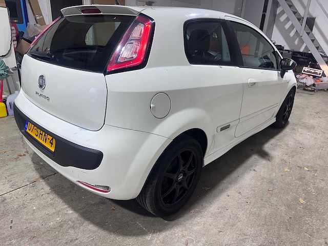 Fiat - punto evo - 1.3 m-jet racing - 07-shn-4 - afbeelding 15 van  19