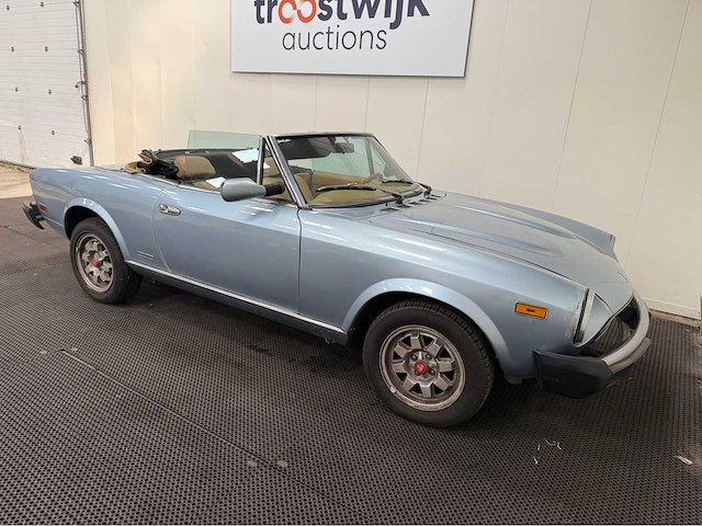 Fiat - spider - 2000 h5 - cabriolet - oldtimer - 1984 - afbeelding 1 van  4