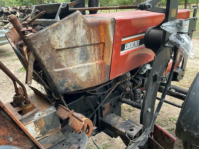 Fiat 55-66 landbouwtractor met frontladerconsole – brandschade - afbeelding 3 van  19