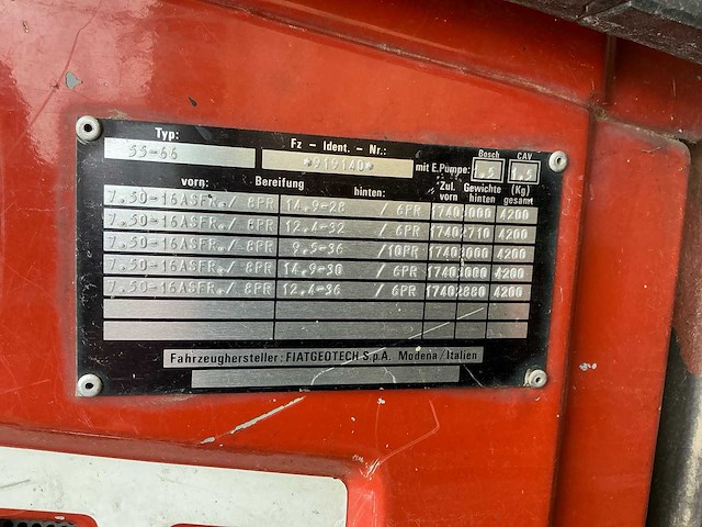 Fiat 55-66 landbouwtractor met frontladerconsole – brandschade - afbeelding 11 van  19