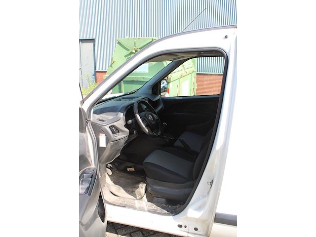 Fiat doblo 1,3 diesel met kenteken v-139-jx. datum eerste toelating 09-11-2017. apk vervaldatum 25-11-2026 - afbeelding 12 van  15