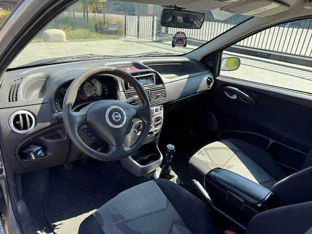 Fiat punto 1.2 navigator, 73-rz-lb - afbeelding 8 van  9