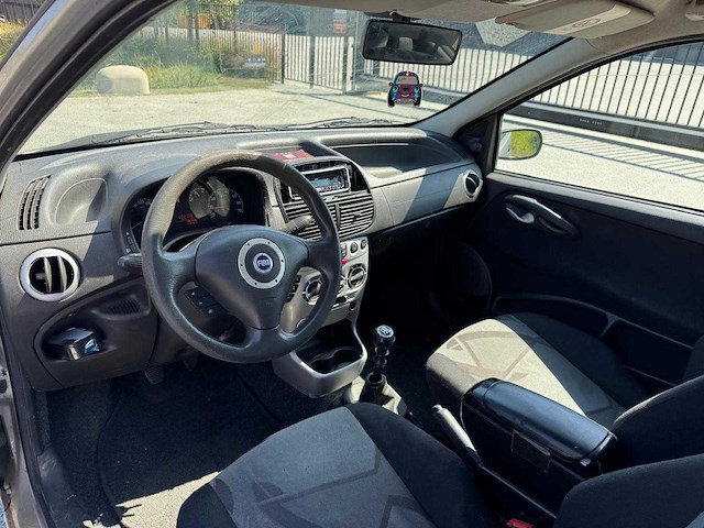 Fiat punto 1.2 navigator airco 73-rz-lb - afbeelding 13 van  15