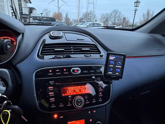 Fiat punto evo 1.3 m-jet air dynamic 74-nkg-3 - afbeelding 18 van  21