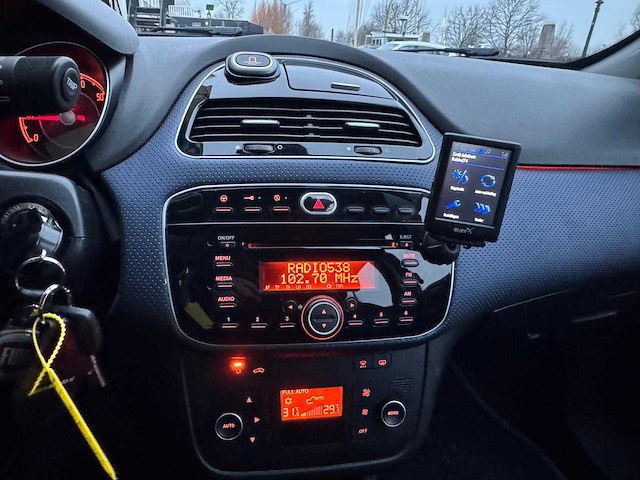 Fiat punto evo 1.3 m-jet air dynamic 74-nkg-3 - afbeelding 14 van  21