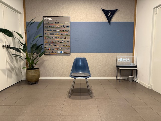 Fiberglass h-base chrome herman miller, dsx, medium blue - afbeelding 1 van  9