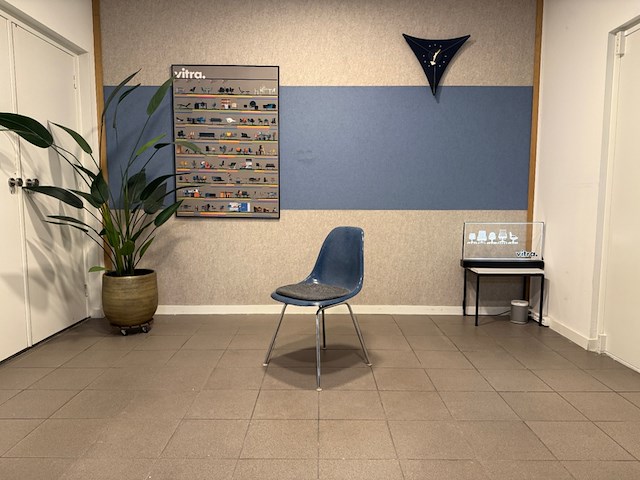 Fiberglass h-base chrome herman miller, dsx, medium blue - afbeelding 2 van  9
