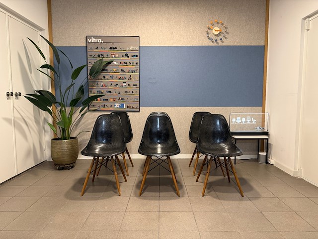 Fiberglass houten dowel-base herman miller, dsw, zwart - afbeelding 1 van  10