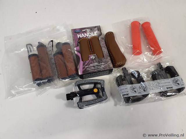 Fiets handvaten en pedalen set - afbeelding 1 van  1