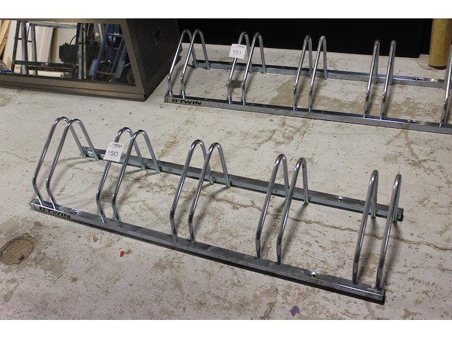 Fietsenrek met 5 beugels b-twinn breedte 135 cm. - afbeelding 1 van  2