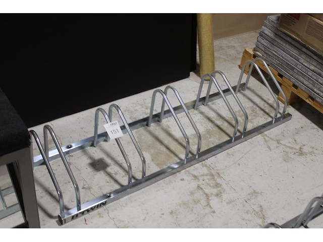 Fietsenrek met 5 beugels b-twinn breedte 135 cm. - afbeelding 2 van  2