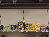 Fifa producten op twee schappen w.o. kaarten, blikken en verzamelalbums