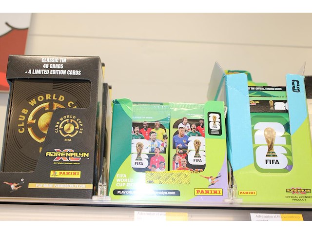 Fifa producten op twee schappen w.o. kaarten, blikken en verzamelalbums - afbeelding 2 van  5