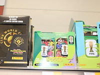 Fifa producten op twee schappen w.o. kaarten, blikken en verzamelalbums - afbeelding 2 van  5