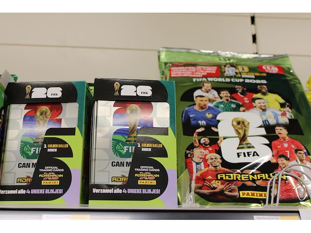 Fifa producten op twee schappen w.o. kaarten, blikken en verzamelalbums - afbeelding 3 van  5