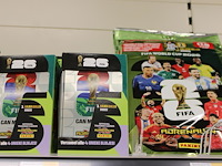 Fifa producten op twee schappen w.o. kaarten, blikken en verzamelalbums - afbeelding 3 van  5