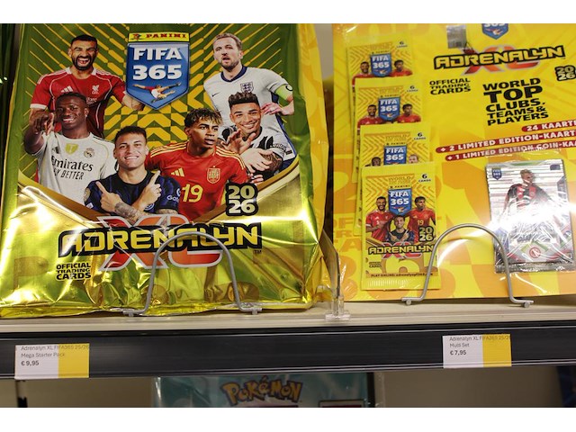 Fifa producten op twee schappen w.o. kaarten, blikken en verzamelalbums - afbeelding 4 van  5