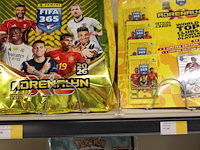 Fifa producten op twee schappen w.o. kaarten, blikken en verzamelalbums - afbeelding 4 van  5