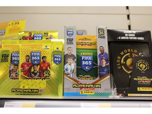 Fifa producten op twee schappen w.o. kaarten, blikken en verzamelalbums - afbeelding 5 van  5