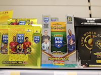 Fifa producten op twee schappen w.o. kaarten, blikken en verzamelalbums - afbeelding 5 van  5