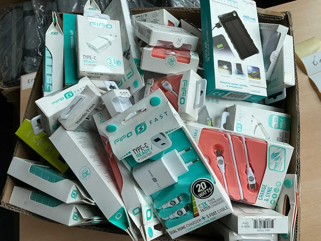 Fifo - oortje, lader, laadkabel, powerbank (100x) - afbeelding 1 van  1