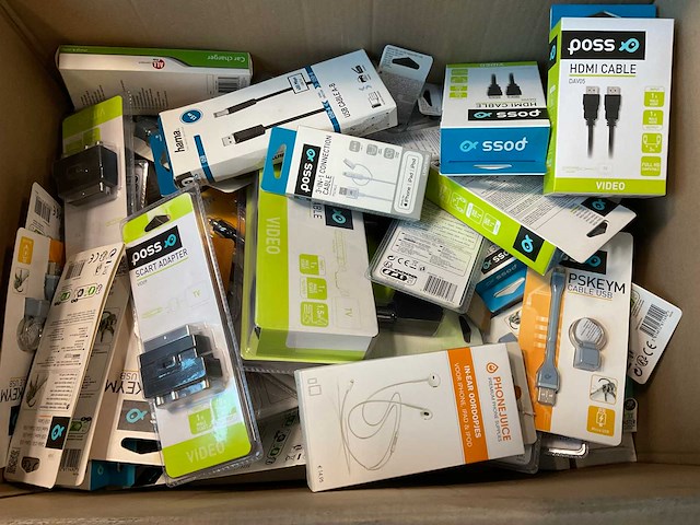 Fifo en poss en green mouse - oortje, lader, laadkabel, optical kabel, vga (100x) - afbeelding 1 van  4