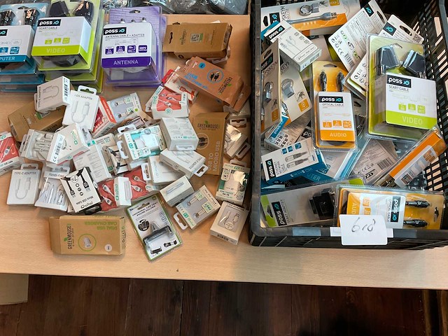 Fifo en poss en green mouse - oortje, lader, laadkabel, optical kabel, vga (100x) - afbeelding 2 van  4