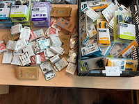 Fifo en poss en green mouse - oortje, lader, laadkabel, optical kabel, vga (100x) - afbeelding 2 van  4