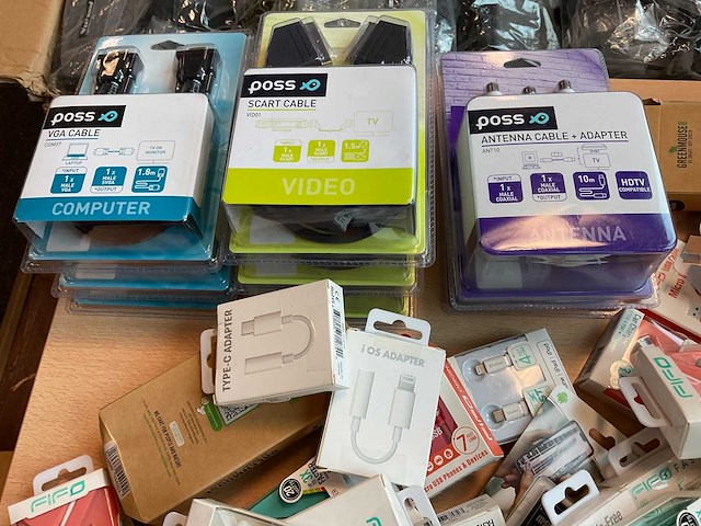 Fifo en poss en green mouse - oortje, lader, laadkabel, optical kabel, vga (100x) - afbeelding 5 van  5