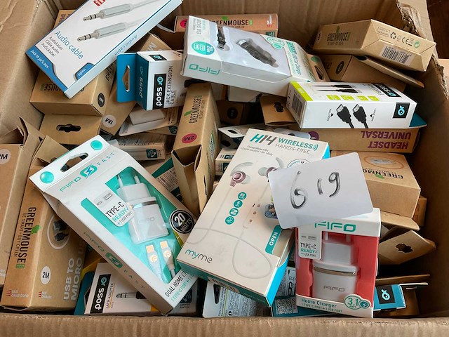 Fifo en poss en kingston - oortje, lader, laadkabel usb stick (110x) - afbeelding 1 van  2