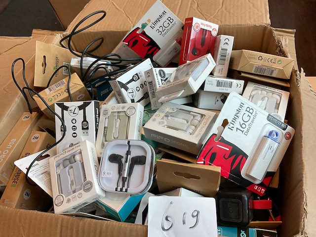 Fifo en poss en kingston - oortje, lader, laadkabel usb stick (110x) - afbeelding 2 van  2