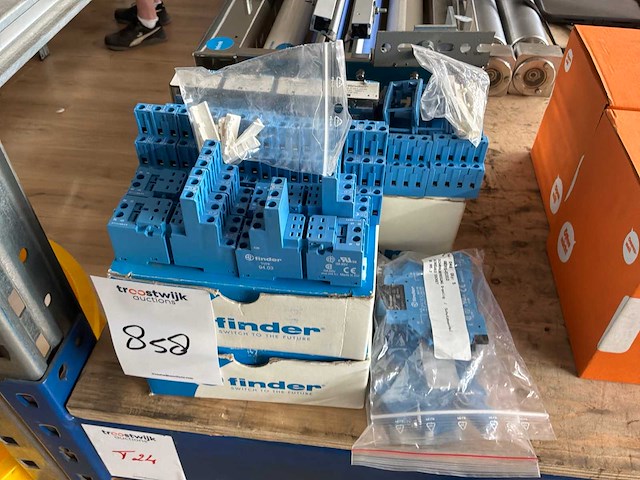 Finder partij electro componenten - afbeelding 1 van  4