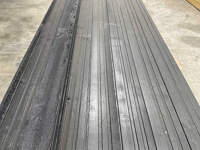 Fins rabat zwart met mes- en groefverbinding 305x13,6x1,8 cm (74x) - afbeelding 1 van  5
