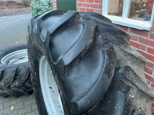 Firestone 600/65 r28 trekkerband op 8-gaats velg (2x) - afbeelding 7 van  10