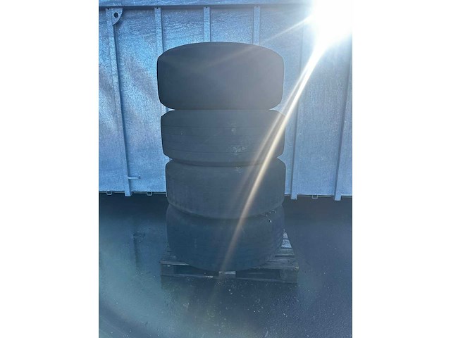 Firestone – landbouwband duplex 2000 425/65 r22.5 met velg 10-gaats (4x) - afbeelding 1 van  1