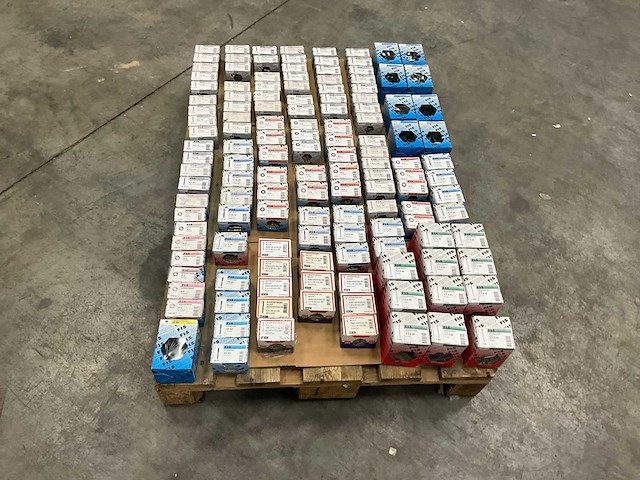 Fisprofi partij oa rvs moeren, sluitringen, houtdraadbouten en diversen (135x) - afbeelding 31 van  36