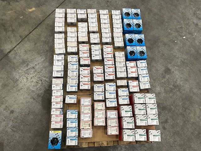 Fisprofi partij oa rvs moeren, sluitringen, houtdraadbouten en diversen (135x) - afbeelding 32 van  36
