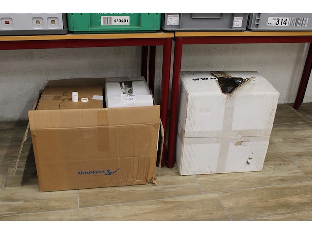 Fitting-onderdelen in 2 dozen. - afbeelding 2 van  3