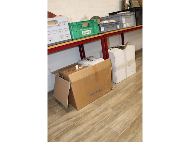 Fitting-onderdelen in 2 dozen. - afbeelding 3 van  3