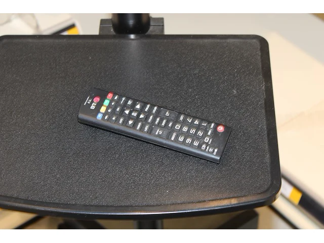 Flatscreen tv lg 43lf630v op verrijdbare standaard met afstandsbediening. voedingskabel ontbreekt (standaard) - afbeelding 3 van  3