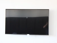 Flatscreen tv lg. beelddiagonaal 165 cm. met afstandsbediening en muurbeugel