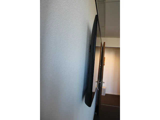Flatscreen tv lg. beelddiagonaal 165 cm. met afstandsbediening en muurbeugel - afbeelding 2 van  3