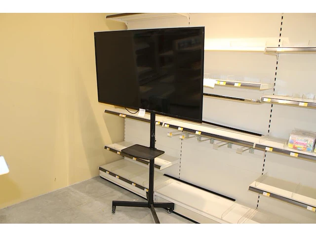 Flatscreen tv nn op verrijdbare standaard . beeldschermdiagonaal 139 cm - afbeelding 1 van  2
