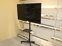Flatscreen tv nn op verrijdbare standaard . beeldschermdiagonaal 139 cm