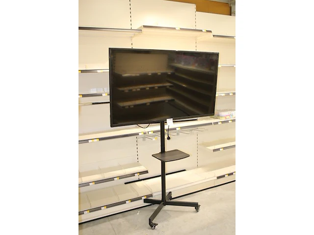 Flatscreen tv nn op verrijdbare standaard . beeldschermdiagonaal 139 cm - afbeelding 2 van  2