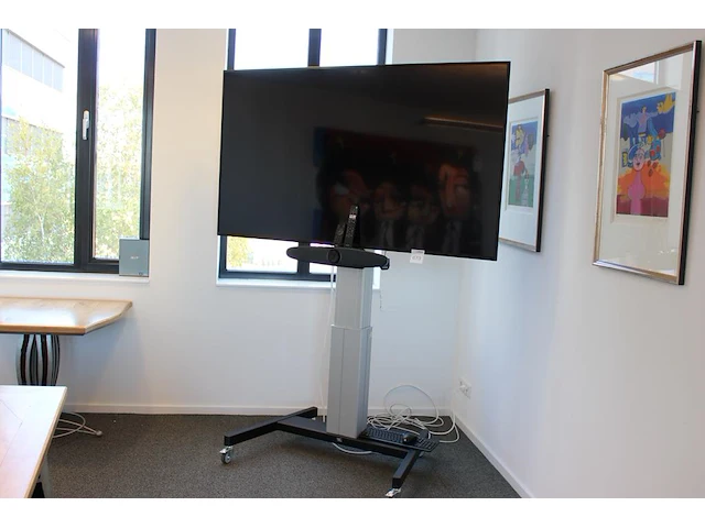 Flatscreen tv sony kd-75x81j met beelddiagonaal 190 cm op mobiele lift linak smart metals. met vergaderset ... - afbeelding 1 van  6
