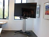 Flatscreen tv sony kd-75x81j met beelddiagonaal 190 cm op mobiele lift linak smart metals. met vergaderset ...